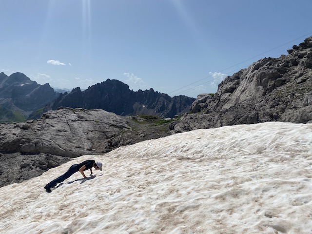 Schnee am Weg von Lünersee zum Totalmhütte